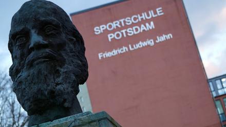 Alle Mitarbeiter der Sportschule seien wegen des Waffenkaufs zur besonderen Sorgfalt und Pflichterfüllung belehrt worden.