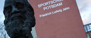 Alle Mitarbeiter der Sportschule seien wegen des Waffenkaufs zur besonderen Sorgfalt und Pflichterfüllung belehrt worden.