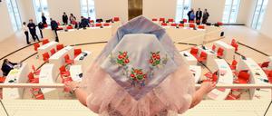 Angela Schurmann vom Rat für Sorbisch/Wendische Angelegenheiten in Festtracht beim Brandenburg Landtag.