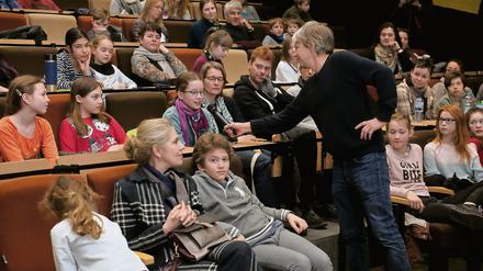 Regisseur Andreas Dresen erklärte rund 200 Interessenten am Beispiel seines neuen Films "Timm Thaler" wie ein Film gemacht wird - im Dialog.