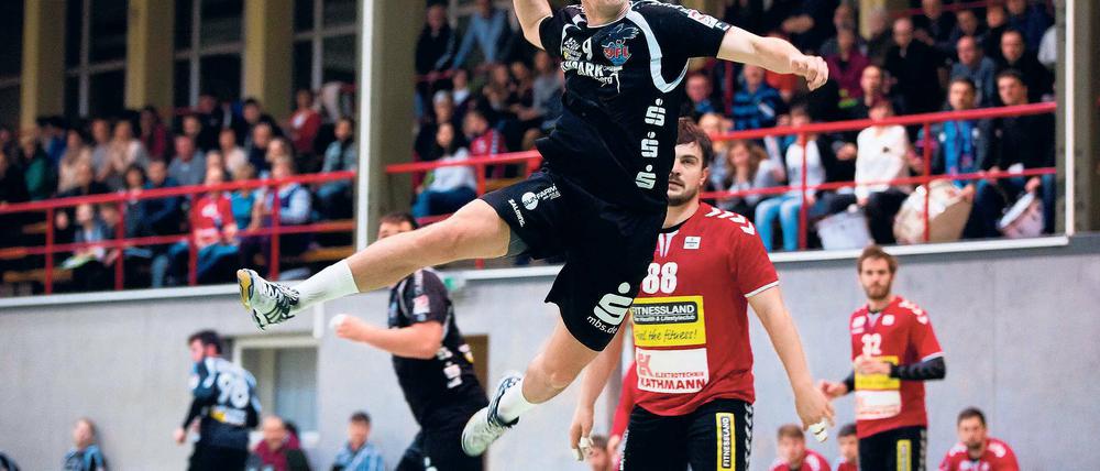 Flugshow in der Heinrich-Mann-Allee. Julius Dierberg war einmal mehr Torgarant des VfL Potsdam beim Sieg gegen MTV Braunschweig.