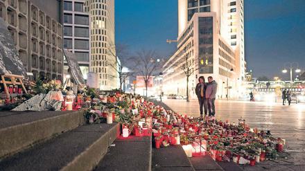Trauer auf Stufen. An der Gedächtniskirche am Breitscheidplatz in Berlin erinnern Kerzen und Blumen an die Opfer. Aus dem Provisorium soll eine Dauergedenkstätte werden.
