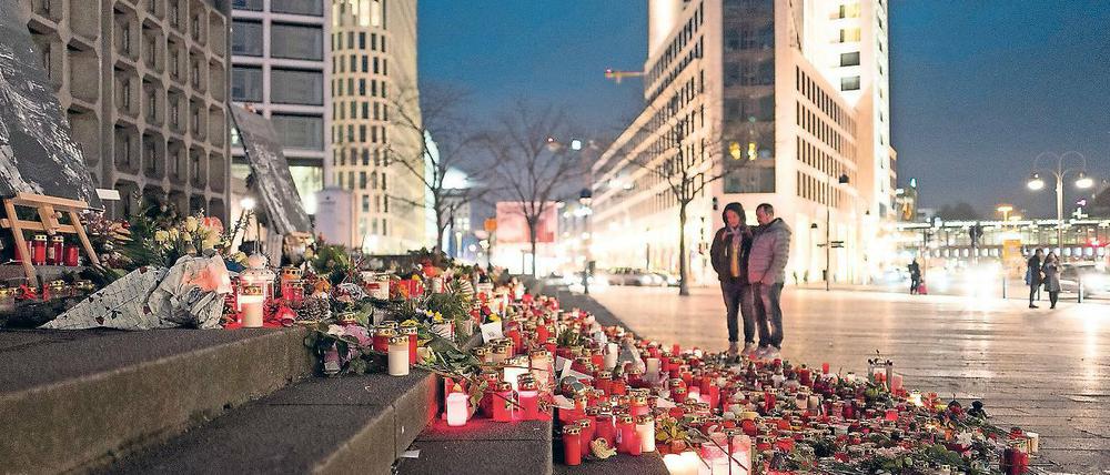 Trauer auf Stufen. An der Gedächtniskirche am Breitscheidplatz in Berlin erinnern Kerzen und Blumen an die Opfer. Aus dem Provisorium soll eine Dauergedenkstätte werden.