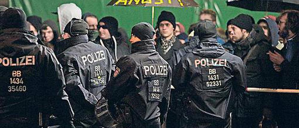 Protest. Polizisten bei der Demonstration gegen die AfD.