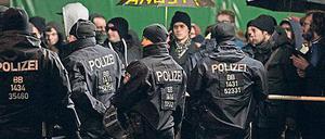 Protest. Polizisten bei der Demonstration gegen die AfD.