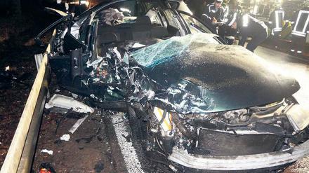 Wrack. Einer der Unfallwagen am Freitagabend auf der B 2.