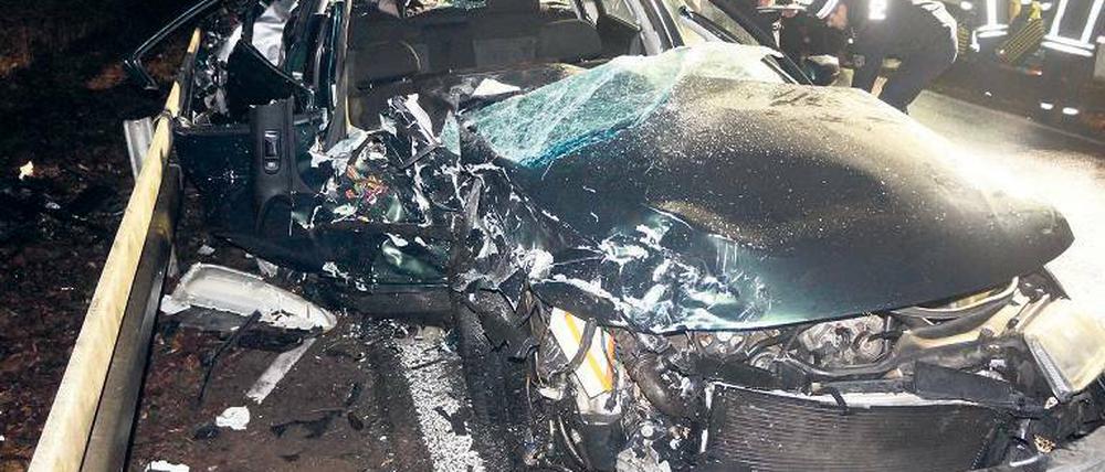 Wrack. Einer der Unfallwagen am Freitagabend auf der B 2.