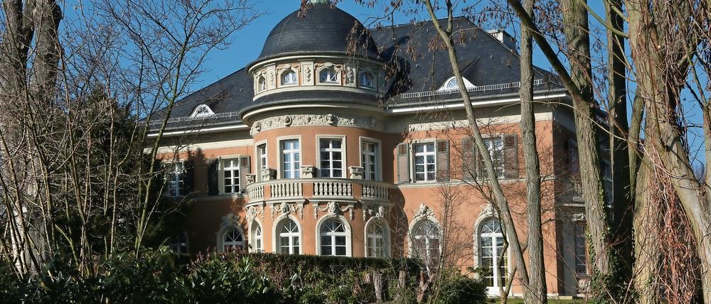 Die Villa Kampffmeyer, das prominente Potsdamer Anwesen an der Glienicker Brücke, sucht einen neuen Besitzer.