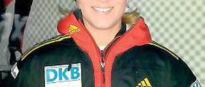 Starthilfe für den Schlitten. Lisa Buckwitz ist Bob-Anschieberin.