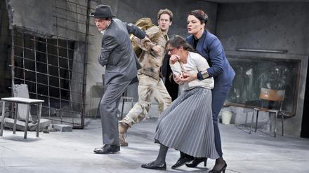 Das Prinzip Hoffnung. Am Hans Otto Theater sind Jon-Kaare Koppe als Nathan und Juliane Götz als dessen Tochter Recha zu erleben.