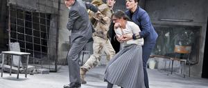Das Prinzip Hoffnung. Am Hans Otto Theater sind Jon-Kaare Koppe als Nathan und Juliane Götz als dessen Tochter Recha zu erleben.