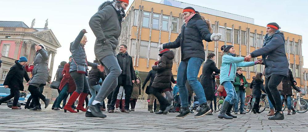 Tanz gegen Gewalt an Frauen. Auf den Alten Markt sind am Dienstag etwa 50 Potsdamer gekommen, um mit Studentinnen der Fachhochschule Clara Hoffbauer zum Lied „Break the chain“ zu tanzen, dem weltweiten Song für die Protestaktion „One Billion Rising“.