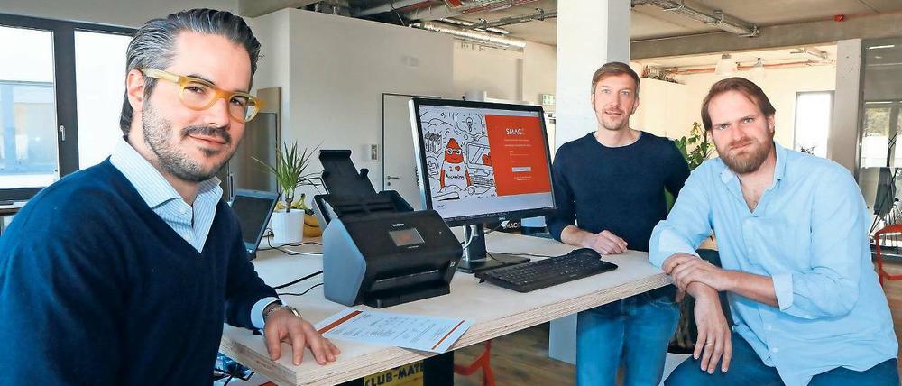 Digitale Buchführung. Janosch Novak, Stefan Korsch und Uli Erxleben (v.l.) sind die drei Gründer des Start-ups SMACC. Mit der Software sollen stupide Routineaufgaben wie das Übertragen von Rechnungsbeträgen in Exceltabellen wegfallen.