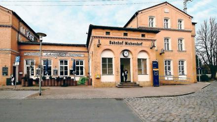 Was ist er wert? Der Außeneindruck des Michendorfer Bahnhofes ist zwar gut. Innen gibt es aber abgesperrte Bereiche, in denen sich schon Deckenteile lösen. Die Gemeinde hatte der Bahn zuletzt 50 000 Euro als Kaufpreis geboten.