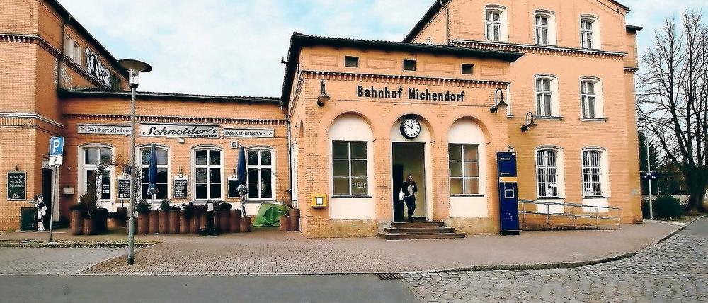 Was ist er wert? Der Außeneindruck des Michendorfer Bahnhofes ist zwar gut. Innen gibt es aber abgesperrte Bereiche, in denen sich schon Deckenteile lösen. Die Gemeinde hatte der Bahn zuletzt 50 000 Euro als Kaufpreis geboten.