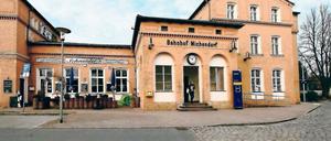 Was ist er wert? Der Außeneindruck des Michendorfer Bahnhofes ist zwar gut. Innen gibt es aber abgesperrte Bereiche, in denen sich schon Deckenteile lösen. Die Gemeinde hatte der Bahn zuletzt 50 000 Euro als Kaufpreis geboten.