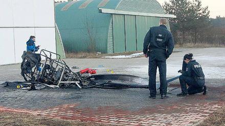 Verunglückt. Kriminalpolizisten untersuchen das Wrack.