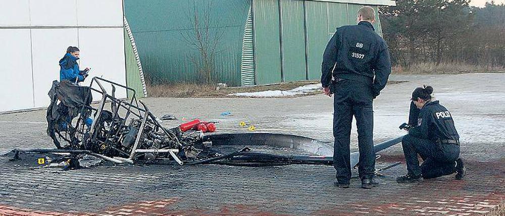 Verunglückt. Kriminalpolizisten untersuchen das Wrack.