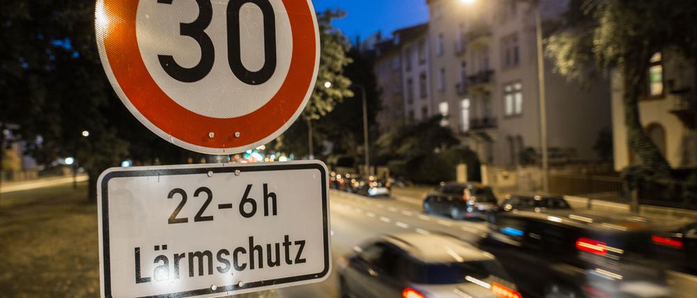 Tempo 30 für weniger Lärm. Was in vielen anderen deutschen Städten wie hier in Frankfurt/Mai eingeführt wurde, könnte bald auch auf einigen Straßen in Potsdam gelten.