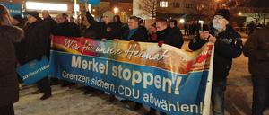 Etwa 100 Personen nahmen an der ersten 1. AfD-Kundgebung in Potsdam im Januar 2017 teil, 300 protestierten dagegen.