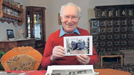 Sigmund Jähn mit Fotos von der Aufstellung der Doppelbüste für ihn und Bykowski in Potsdam im Jahr 1988.