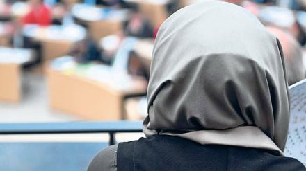 Tuch des Anstoßes. Bisher dürfen Lehrkräfte an staatlichen Schulen kein islamisches Kopftuch tragen. Das verbietet das Neutralitätsgesetz. Es steht auf der Kippe.