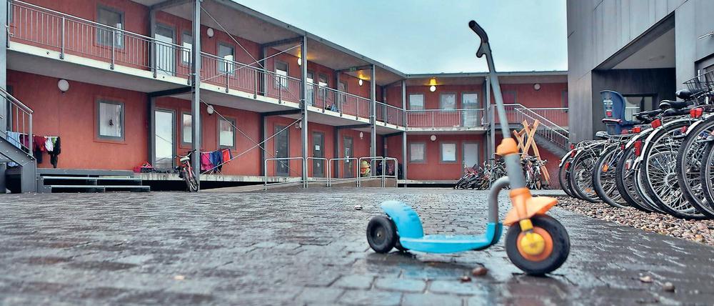 Außen nass, innen feucht. Drei der Appartements in der Unterkunft in der Teltower Vorstadt sind wegen des Schimmels vorübergehend nicht bewohnbar. Ob Baumängel oder falsches Lüften der Grund sind, soll möglicherweise ein Gutachten klären.