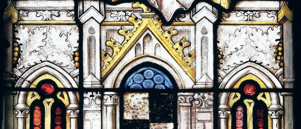 Prächtig. Die Restaurierung der Fenster ist Teil der Sanierungsarbeiten, die in der evangelischen Pfingstkirche am Neuen Garten stattfinden. Das Gotteshaus gehört zur Pfingstgemeinde, mit rund 1800 Mitgliedern die größte Gemeinde im Potsdamer Norden.