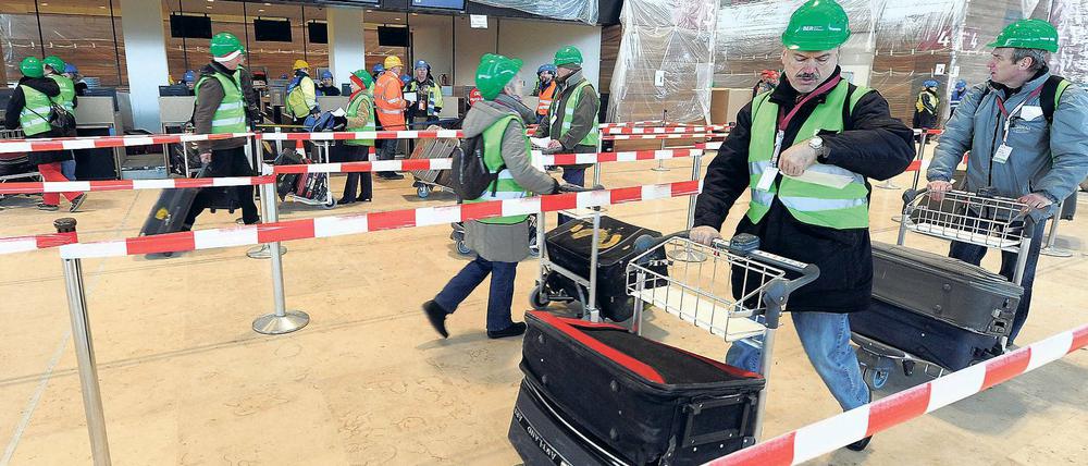 Übung für den Eröffnungsfall. Der BER-Probebetrieb mit Komparsen hat schon stattgefunden. Aber wann wird aus dem Spiel endlich ernst?