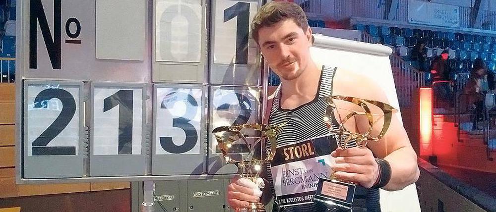 Doppelt abgeräumt. David Storl gewann beim 2. Internationalen Kugelstoß-Meeting in Potsdam den Pokal für den Turniersieg und die beste Tagesweite.