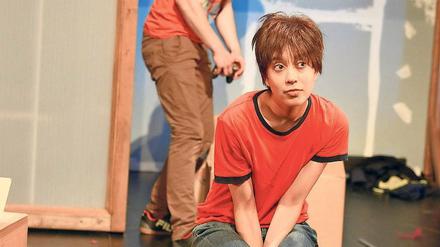 Mit Brüchen. Larissa Aimée Breidbach spielt die Antonia.