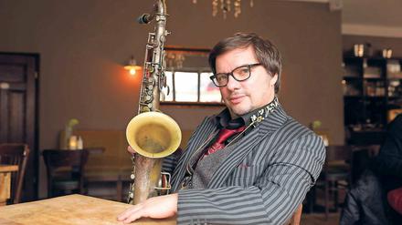 Privates Musikmuseum. Saxofonist und Klarinettist Thomas Walter Maria hat bei sich zu Hause rund 20 historische Instrumente. Das Saxofon aus dem Jahr 1946 ist eines der jüngsten seiner Sammlung.