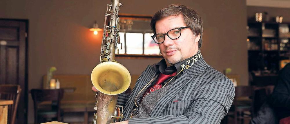 Privates Musikmuseum. Saxofonist und Klarinettist Thomas Walter Maria hat bei sich zu Hause rund 20 historische Instrumente. Das Saxofon aus dem Jahr 1946 ist eines der jüngsten seiner Sammlung.