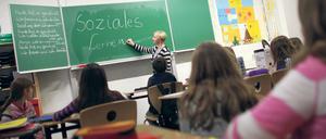 Mit der ganzen Klasse. Die Aufarbeitung und Reflektion sozialer Umgangsformen im Unterricht ist nach Auffassung von Bildungsexperten besser als Sanktionen alleine. Generell habe direkte körperliche Gewalt an Schulen heute abgenommen. Gegenwärtig seien psychische Gewalt, Mobbing und Cybermobbing präsenter.