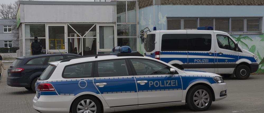 Dieses Outdoor-Military-Geschäft in Cottbus, das offenbar von Reichsbürgern betrieben wird, wurde von der Polizei durchsucht.