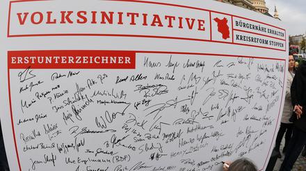 Die Volksinitiative gegen die Brandenburger Kreisgebietsreform hat in Potsdam Anfang November damit begonnen, Unterschriften für ihr Anliegen zu sammeln.