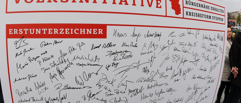 Die Volksinitiative gegen die Brandenburger Kreisgebietsreform hat in Potsdam Anfang November damit begonnen, Unterschriften für ihr Anliegen zu sammeln.