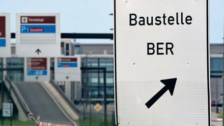 Völlig unfertig. Gegenwärtig hakt es beim BER an den Türen, aber dieses Problem sei viel leichter zu lösen als der Brandschutz für den Flughafen-Bahnhof oder die Aufspaltung des „Monsters“, der Entrauchungsanlage im Terminal, heißt es.
