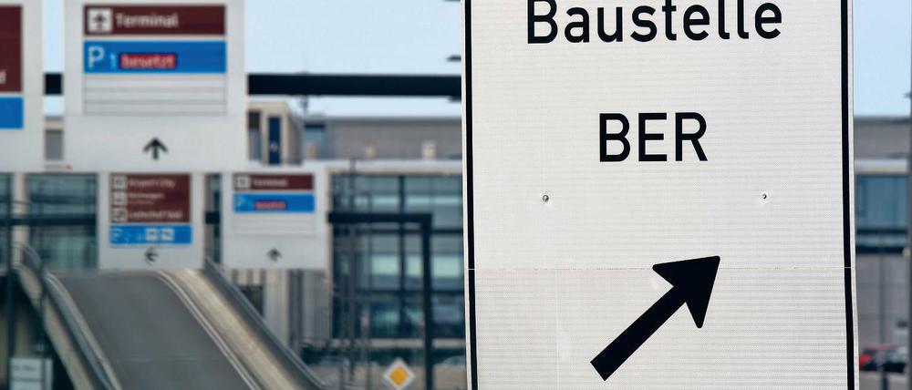 Völlig unfertig. Gegenwärtig hakt es beim BER an den Türen, aber dieses Problem sei viel leichter zu lösen als der Brandschutz für den Flughafen-Bahnhof oder die Aufspaltung des „Monsters“, der Entrauchungsanlage im Terminal, heißt es.