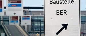 Völlig unfertig. Gegenwärtig hakt es beim BER an den Türen, aber dieses Problem sei viel leichter zu lösen als der Brandschutz für den Flughafen-Bahnhof oder die Aufspaltung des „Monsters“, der Entrauchungsanlage im Terminal, heißt es.