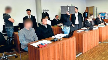 Nur flüchtig bekannt? Der Angeklagte Thomas Frank E. (hinten, v.l.), Rechtsanwalt Martin Dakhli, der Angeklagte Christopher L. (vorne, v.l.), Rechtsanwalt Mario Schink, der Angeklagte Dennis W., Rechtsanwalt Friedrich Wolf, Rechtsanwalt Jens-Michael Knaak, der angeklagte NPD-Politiker Maik Schneider und Rechtsanwalt Ulli Herbert Boldt im Gerichtssaal.