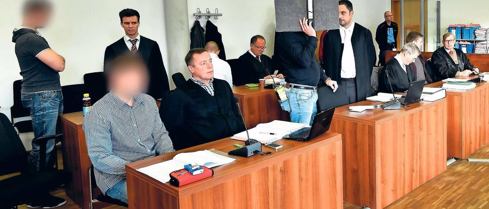 Nur flüchtig bekannt? Der Angeklagte Thomas Frank E. (hinten, v.l.), Rechtsanwalt Martin Dakhli, der Angeklagte Christopher L. (vorne, v.l.), Rechtsanwalt Mario Schink, der Angeklagte Dennis W., Rechtsanwalt Friedrich Wolf, Rechtsanwalt Jens-Michael Knaak, der angeklagte NPD-Politiker Maik Schneider und Rechtsanwalt Ulli Herbert Boldt im Gerichtssaal.