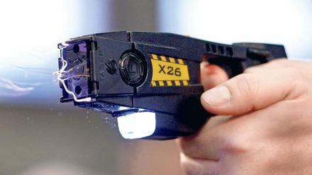 Elektroschocker. Der Taser schießt dünne Drähte mit Pfeilen ab, durch die 50 000 Volt fließen.