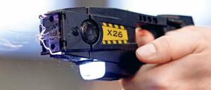 Elektroschocker. Der Taser schießt dünne Drähte mit Pfeilen ab, durch die 50 000 Volt fließen.