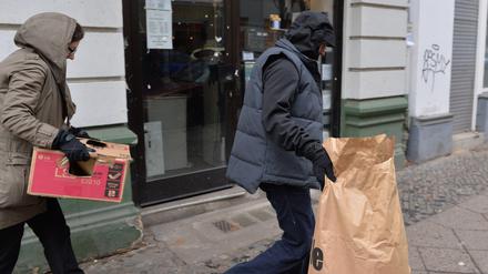 Bundesweite Razzia gegen die rechtsextreme Gruppe, Polizisten stellten unter anderem Beweismittel aus einer Berliner Wohnung sicher.
