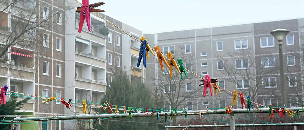 Seltener Anblick. Unsanierte Plattenbauten aus der DDR-Zeit sind in Potsdam selten geworden. Jetzt soll auch das Quartier 8 in Drewitz zwischen Konrad-Wolf-Allee, Hans-Albers- und Erich-Pommer-Straße, dessen Häuser der WG „Karl Marx“, der PWG 1956 und der Pro Potsdam gehören, saniert werden.