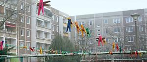 Seltener Anblick. Unsanierte Plattenbauten aus der DDR-Zeit sind in Potsdam selten geworden. Jetzt soll auch das Quartier 8 in Drewitz zwischen Konrad-Wolf-Allee, Hans-Albers- und Erich-Pommer-Straße, dessen Häuser der WG „Karl Marx“, der PWG 1956 und der Pro Potsdam gehören, saniert werden.