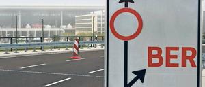 Verbot für Fahrzeuge aller Art. Und für Flugzeuge vorerst auch. Zur Frage, wann am BER frühestens abgehoben werden kann, will Flughafenchef Karsten Mühlenfeld keine Prognose wagen.