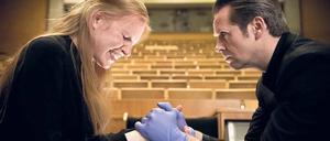 Der harte Weg. Professor Thalheim (Matthias Matschke) konfrontiert das Vergewaltigungsopfer Diana Herzog (Marleen Maxeiner) brutal mit dem Tatgeschehen, um verschüttete Erinnerungen wachzurufen.