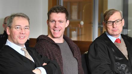 Rechtsanwalt Jens-Michael Knaak (l-r), der angeklagte NPD-Politiker Maik Schneider und Rechtsanwalt Ulli Herbert Boldt.